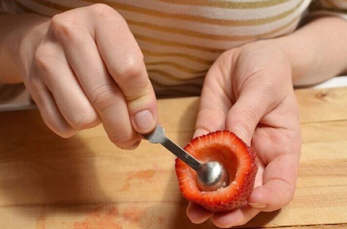 2 stk/parti jordbærafskallere metal plastik frugt fjern stilke enhed tomatstilke jordbær knivfjerner frugtskærer  ok 0253