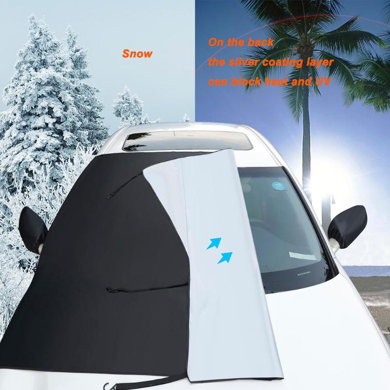 Bil forrude sne dækning med spejl dækker solskærm forrude og vinduesviskere fra sneis og frost uv fuld beskyttelse