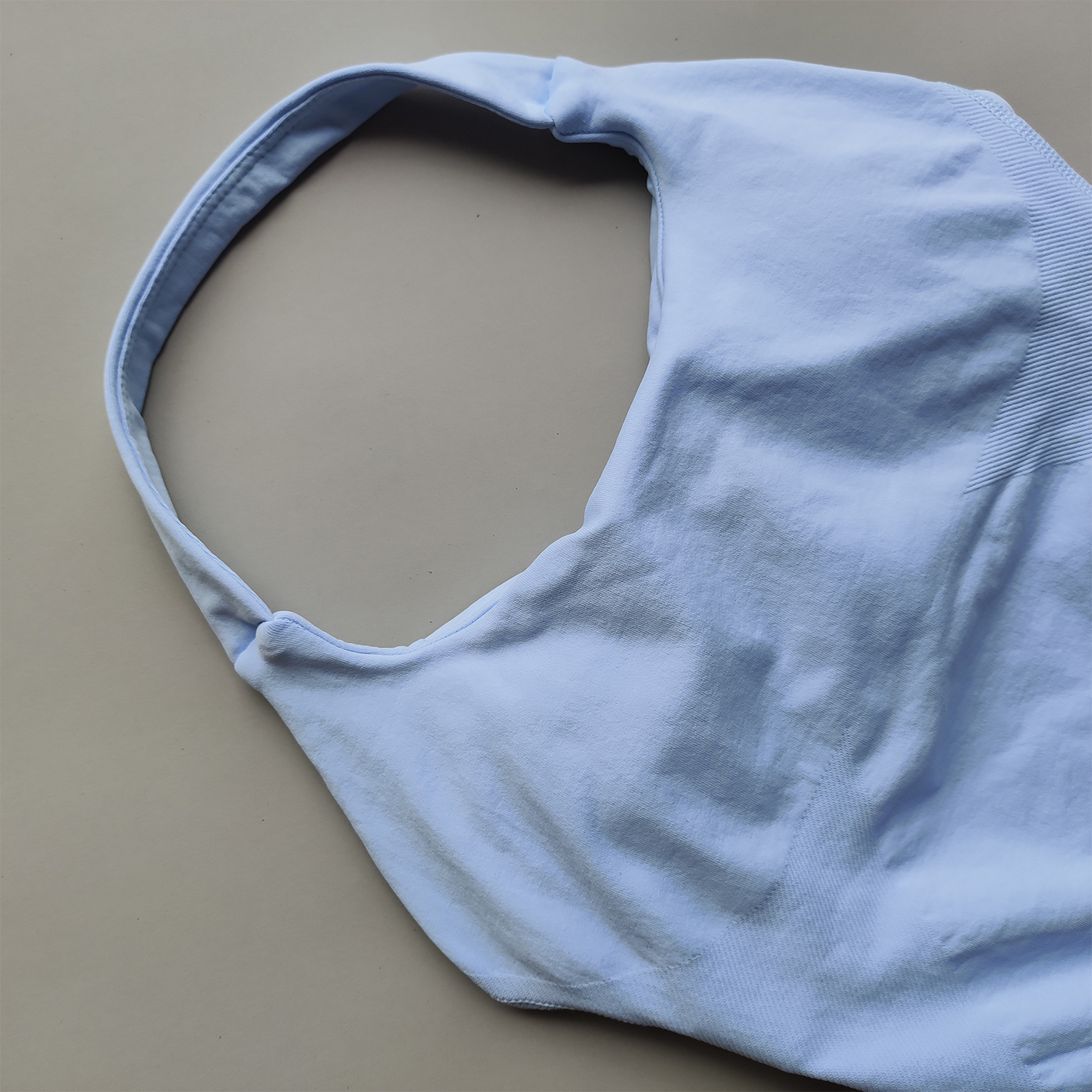 Gymväst med halterneck, rygglösa linnen, push up-material, sport-bh:ar, löparväst, träningstoppar, aktivkläder, yogakläder