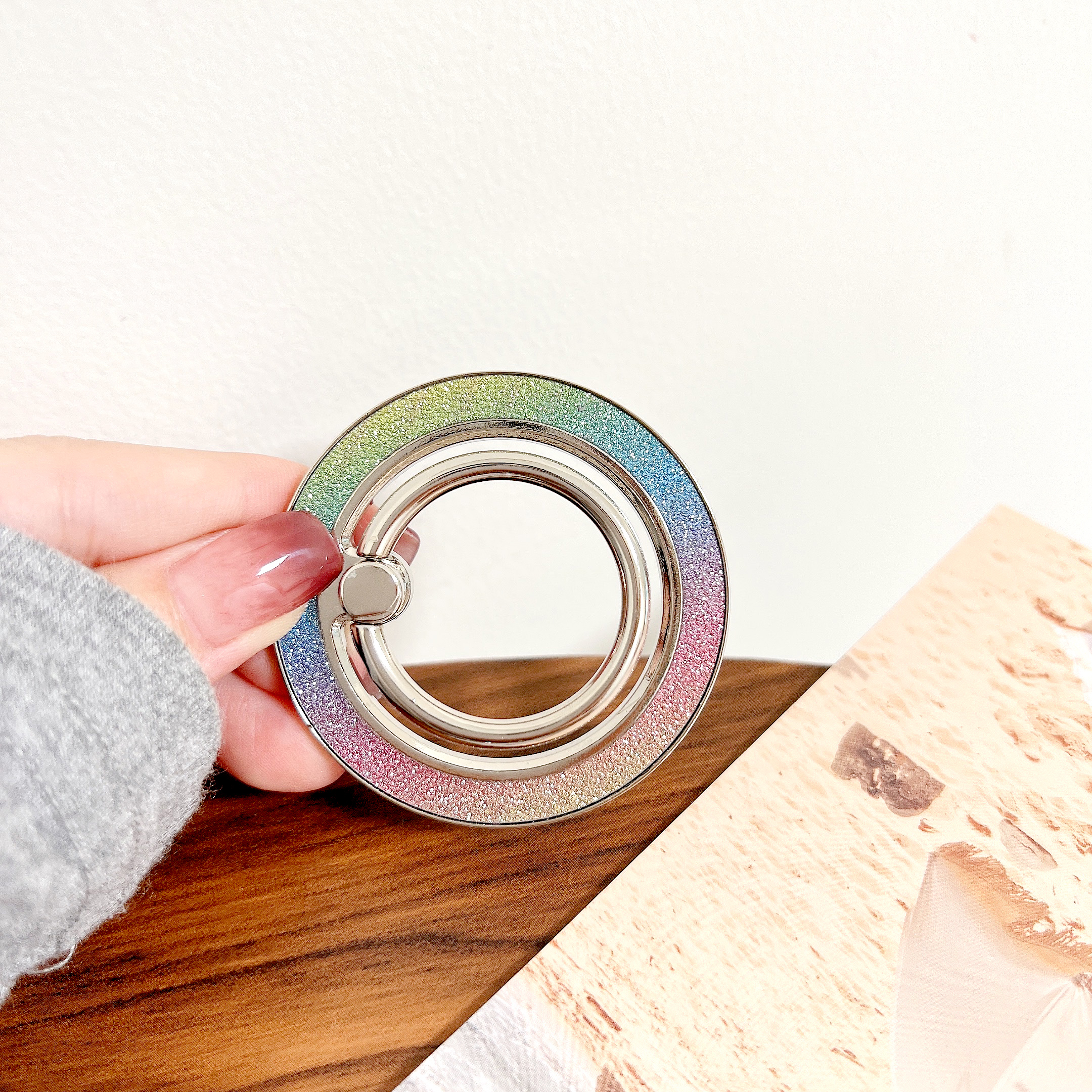 Magnesafe metalowy brokat w proszku silny magnetyczny uchwyt pierścieniowy ssący do uchwytu na telefon komórkowy z metalowym ładowaniem obrotowym 360 ° uniwersalny