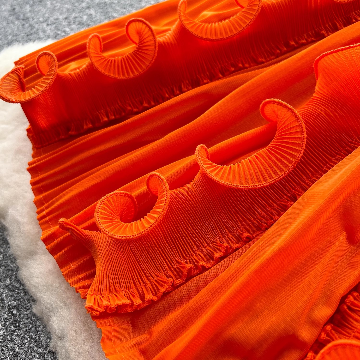 Luksuriøse miyake 3d flæser, plisserede kjoler med graduerede farver til kvinder, v-hals, høj elastisk snørebælte, boho-kåbe, festtøj