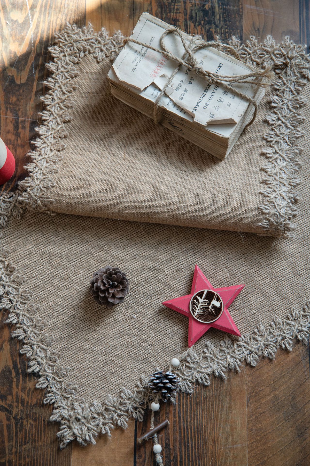 Natürliche Sackleinen Tisch Läufer mit Jute Spitze Jahrgang Bauernhaus Tabletop Flur Boho Dekor für Hochzeit Parteien Tägliche Dekor