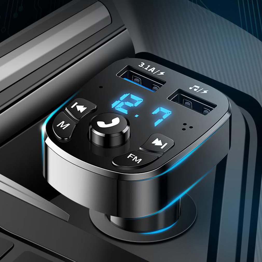 Kabelloses fm-transmitter-autoradio-schnellladegerät-set mit  qc3.0 dual-usb-anschlüssen, voltmeter und aux - mp3- player