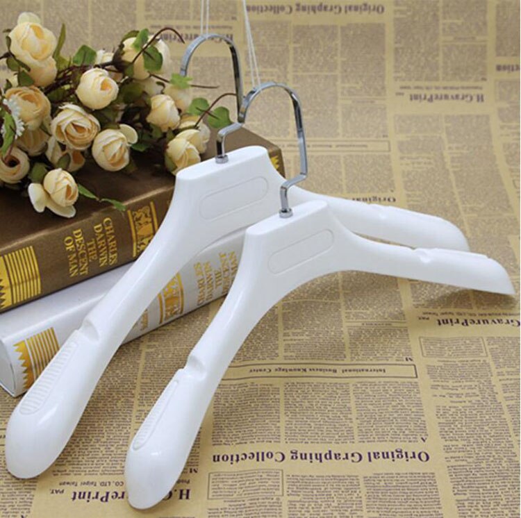 Cabide plástico branco grosso da roupa do ombro largo para o vestuário e a pele dos revestimentos (8 peças/lote)