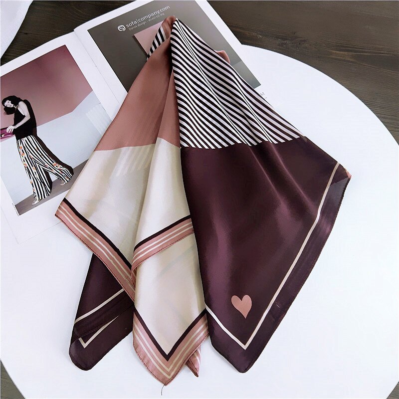 Lite tørkle silke sateng halsskjerf til kvinner firkantede sjal skrive ut hijab skjerf kvinne 70cm*70cm hodeskjerf til damer