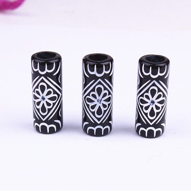 10 stk svart akryl viking hår flette dread skjegg dreadlock perler mansjetter 6mm indre hull hvite utskårne blomster hårtilbehør