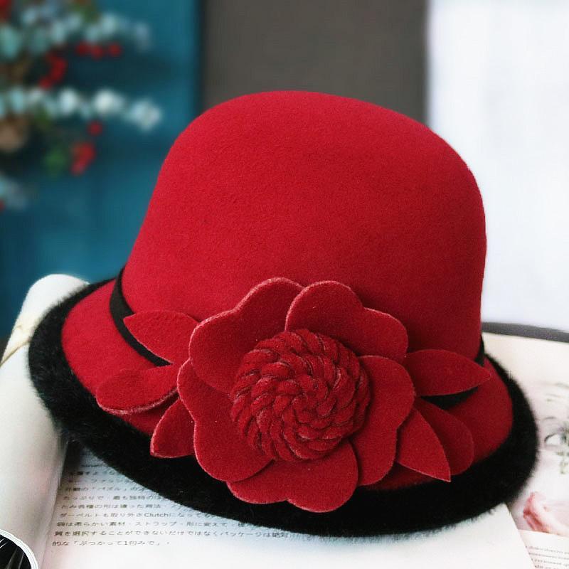 moment Autumn and winter ,the british bowler hat of woollen cloth.: Red