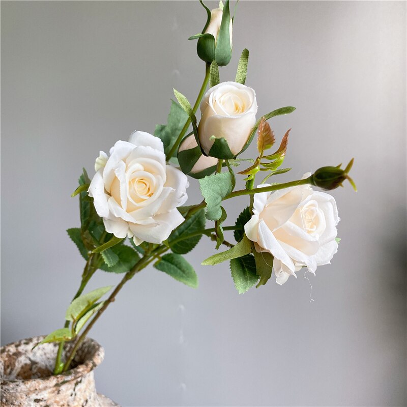 Sarte roser gren silke kunstige blomster hjem bryllup dekoration blomster juledekor rose med blade: Mælkehvid
