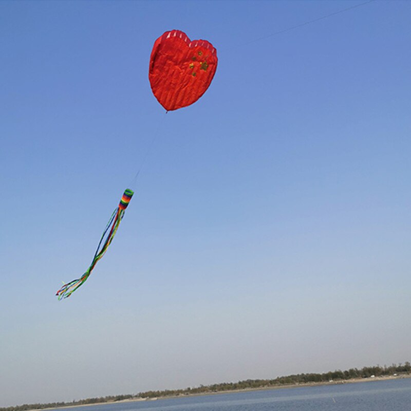 Inflable blando, cometa china de corazón rojo, globo de aire de dibujos animados, cometa para niños, cometa de cola larga de Color, juguetes deportivos de ocio para adultos al aire libre