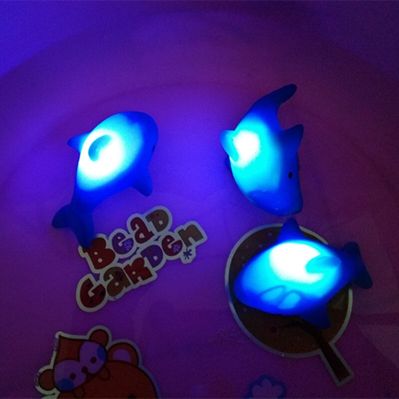 1pc baby vann blinkende flytende delfiner barn automatisk led lyser opp strand leke lys leker for barn bad bad bad svømme