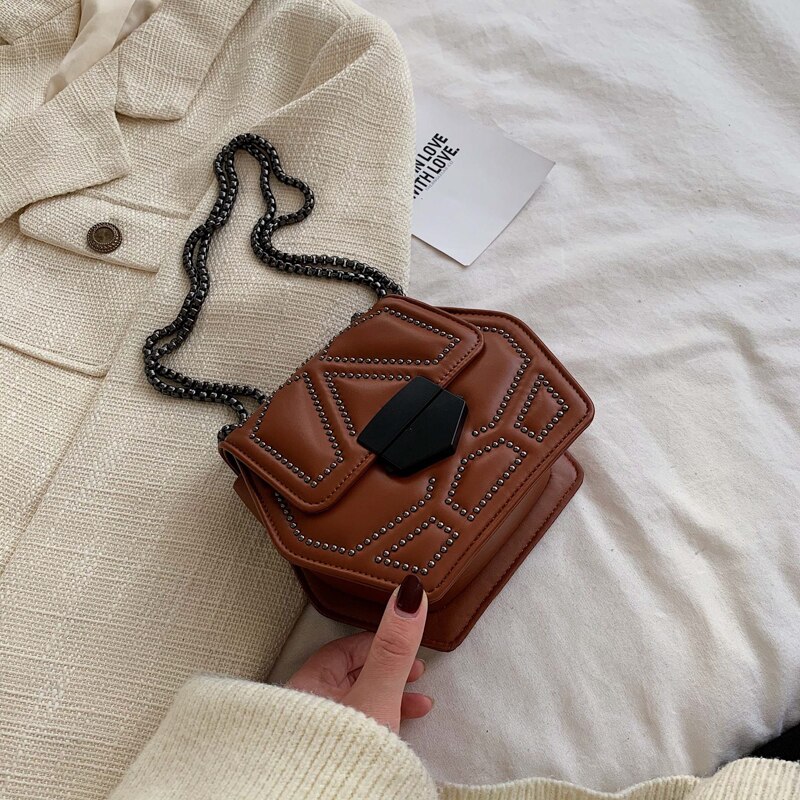 Hexágono couro do plutônio crossbody sacos para as mulheres 2020 rebites corrente ombro simples bolsa de viagem feminina mini bolsas: Brown