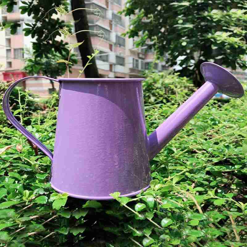 1pc Süssigkeit-farbige Mini Gießkanne Hause Dekoration Fass Blume Anordnung Sukkulenten Pflanzen Topf Metall Gießkanne Gerät
