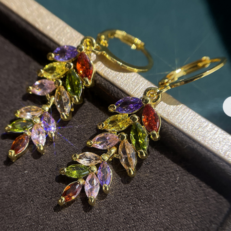 Prachtige lange oorbellen met blad-/bloemontwerp voor dames verspreid met fonkelende zirkonia mode-huwelijkssieraden: Donker Goud