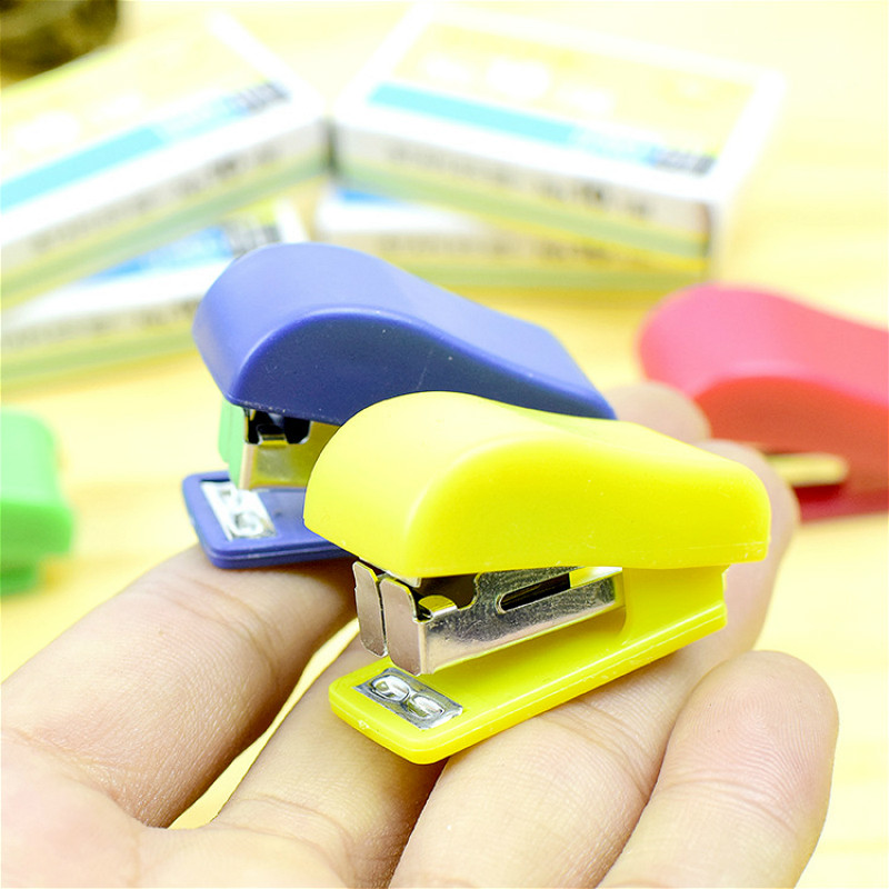 Metal holdbar kawaii mini lille hæftemaskine nyttig mini hæftemaskine hæftesæt kontorindbinding papirvarer