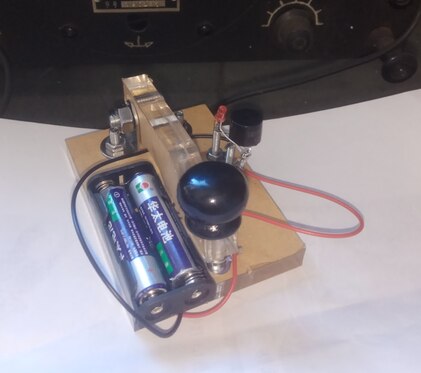 CW-ejercitador de código Morse, caja de batería con teclas cargadas, sonido de zumbador y flash