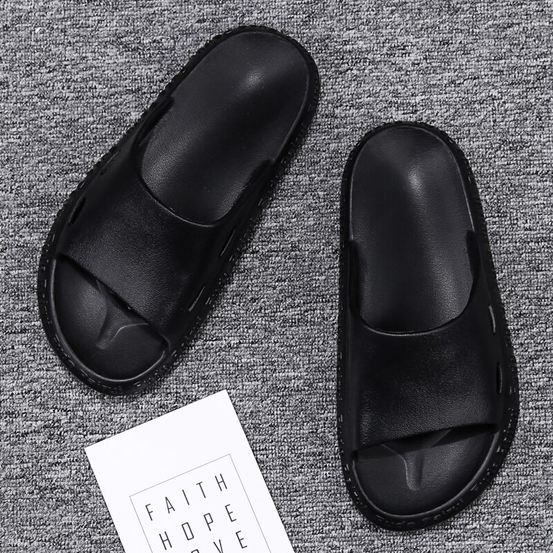 Zapatillas frescas de verano para hombre, Zapatillas de casa familiares para interiores, zapatillas de baño negras antideslizantes para hombres, ligeras, resistentes al desgaste