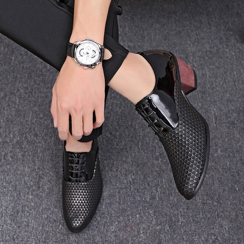 hombres blanco Formal zapatos de tacones altos Oxfords suave mocasín Homme Chaussure aumento de la altura de la vestido Barco de conducción zapatos Gommino