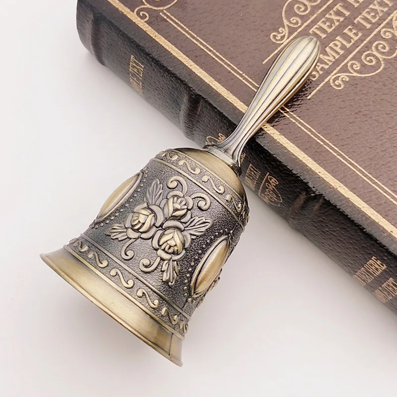 1pc retro tom de metal estilo europeu mão sino artesanato decoração alarme sino artesanato sino de natal vento artesanato de natal: Safira profunda