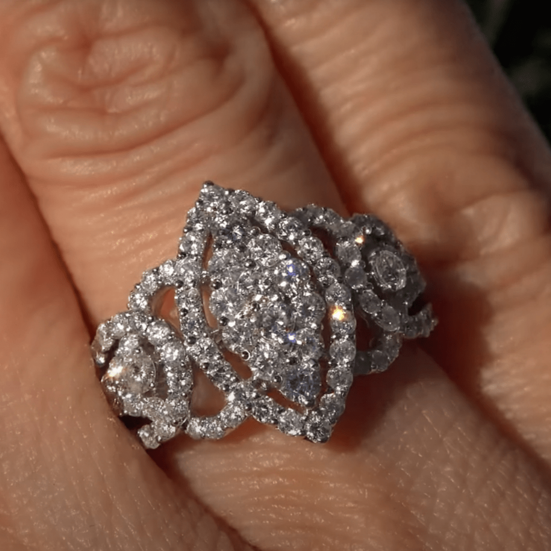 Los anillos de compromiso de mujer elegantes y brillantes son la decoración perfecta para banquetes festivos creativos y exquisitos.