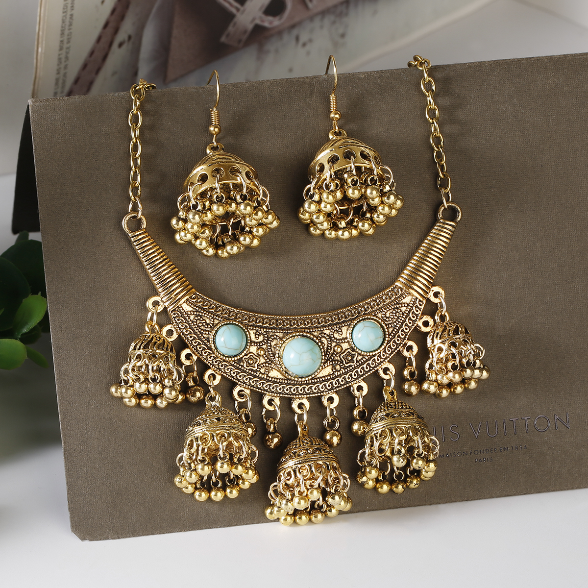 Luxury Retro Indian Jewelry Set Earring/Necklace Bijoux Wedding Jewelry Hangers Ethnic Carved Jhumka Earrings: Antique Gold Plated