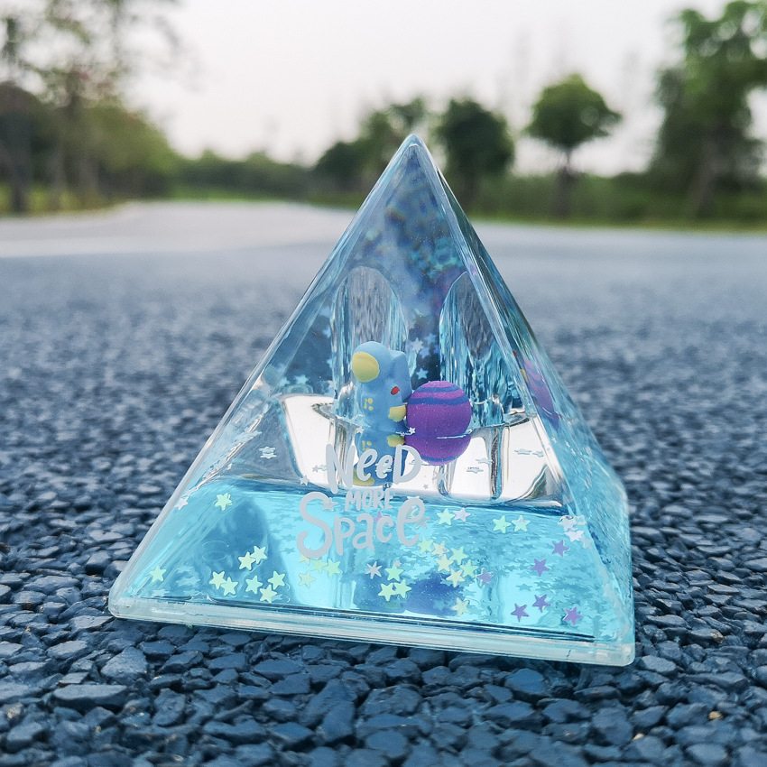 Modern simple floating liquid quicksand astronaut astronaut oil leakage paperweight pen holder TV cabinet living room decoration: 01