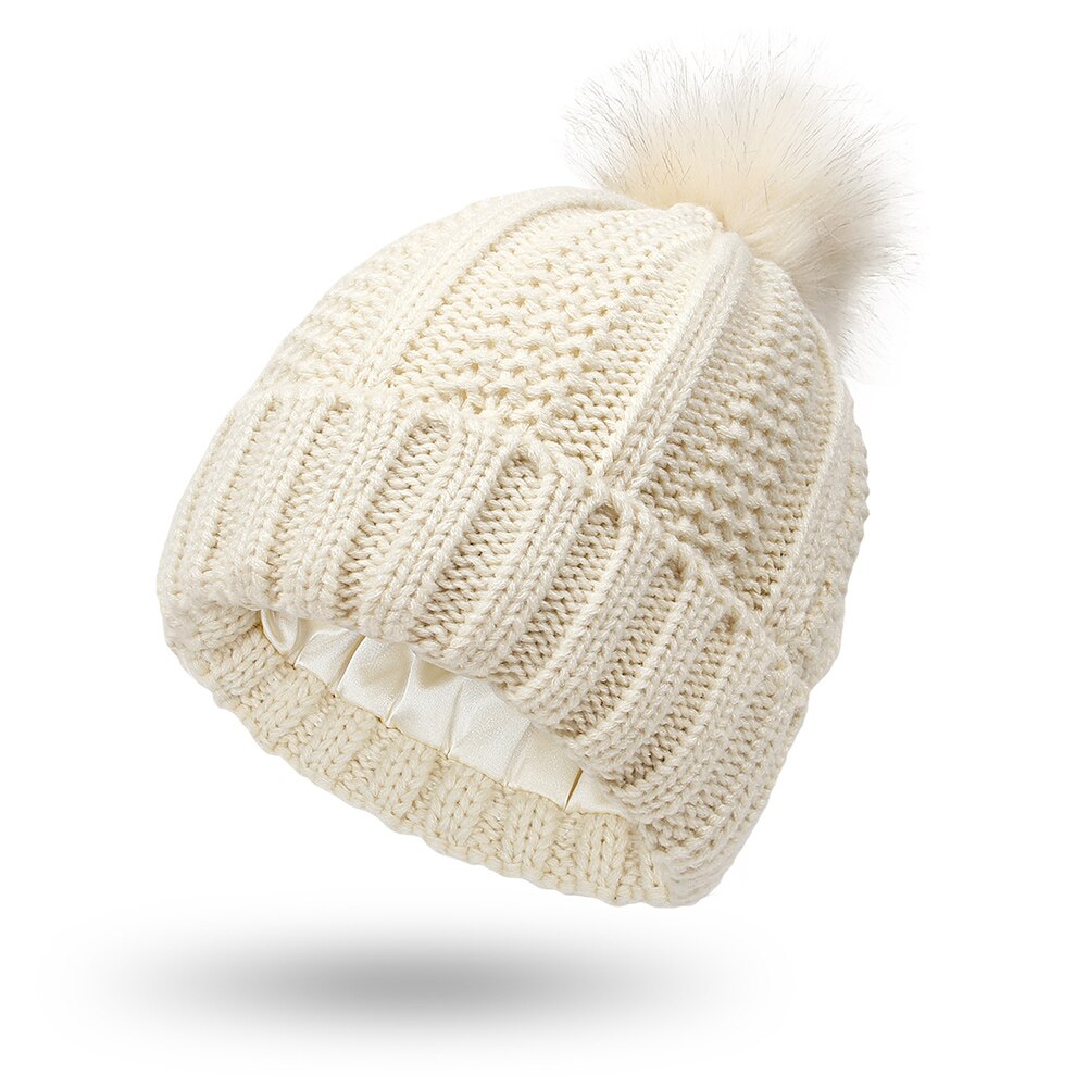 Gorros de satén con forro de seda para mujer, gorros de punto con pompón de piel sintética, para invierno: beige