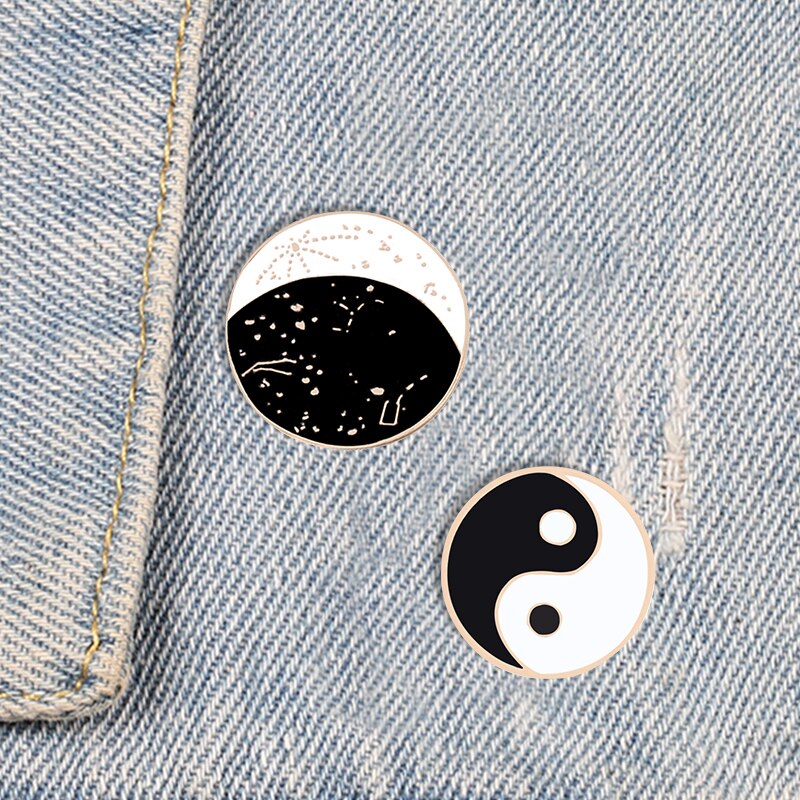 Pin chino Ying Yang Tai Chi negro y blanco, broche redondo, accesorios Vintage, de Metal, alfileres de solapa geniales para mujer, insignia para niños