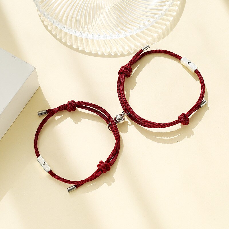 2 teile/satz Sonne Mond Paar Armbänder verrotten Schnur Freundschaft Schmuck Magnetische Glocken Perlen Einstellbare Seil Armbinde Handgemachten Schmuck: Mond Wein rot