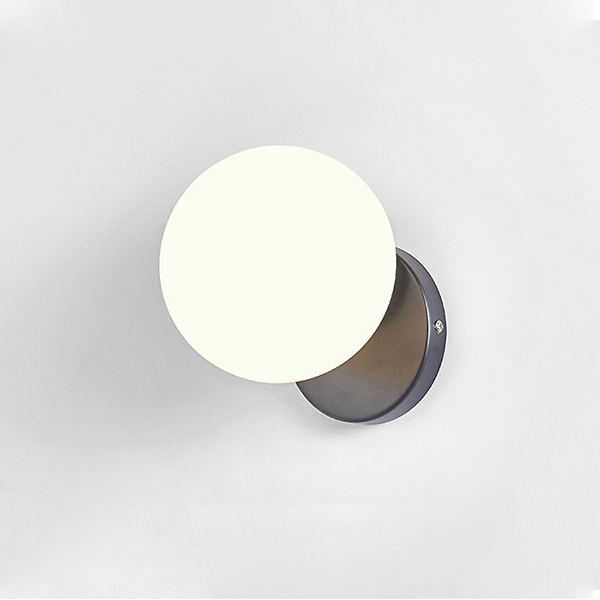 Grote wandlamp mat zwart met witte glazen bol