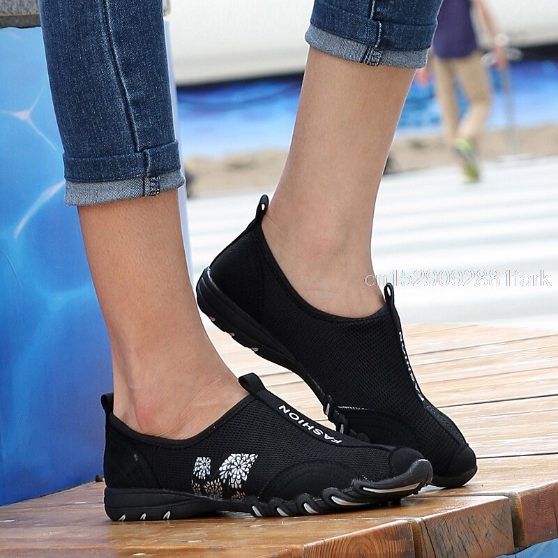 Sneakers mjuka kvinnor plattor skor slip on andas loafers skor utomhus lätta fritidsskor mamma promenadskor