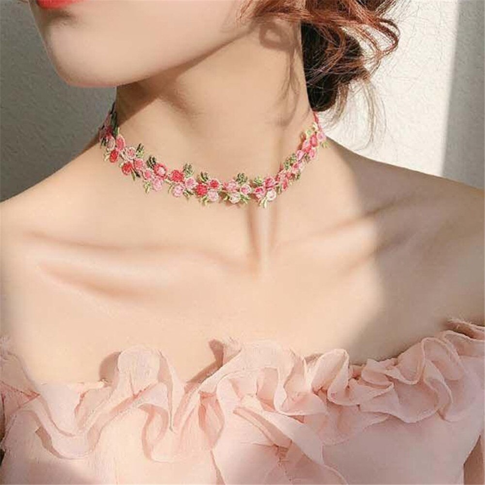 Collar de encaje con flores de jardín para mujer y niña, Gargantilla bordada, accesorio de romántico, 1 unidad