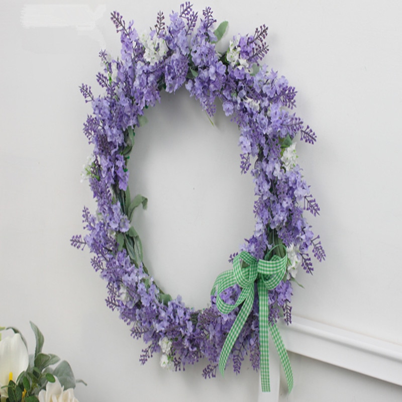 Bruiloft achtergrond: zijde bloemen versierd met lavendel krans deur decoratie imitatie bloemen
