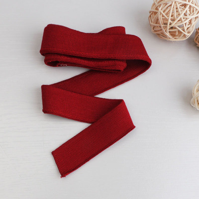 2cm brede, ensfargede, myke, ribbede t-hals i mercerisert bomull, korte mansjetter, elastisk, trådet kant: Svart