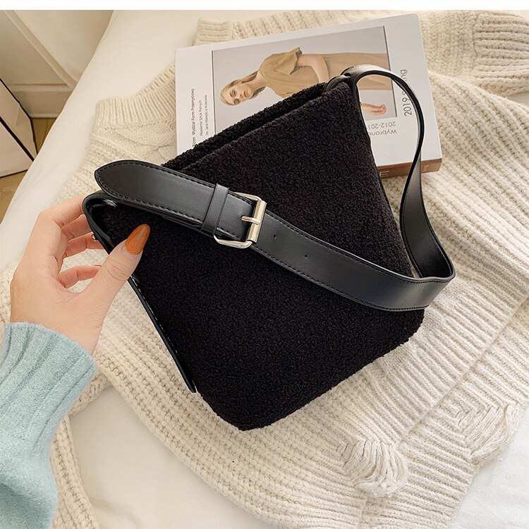 Niche Lamb Plush Handbags Autumn/winter All-match Ins Shoulder Underarm Bag Bucket Bag Tote Bag Width: 20cm: Black