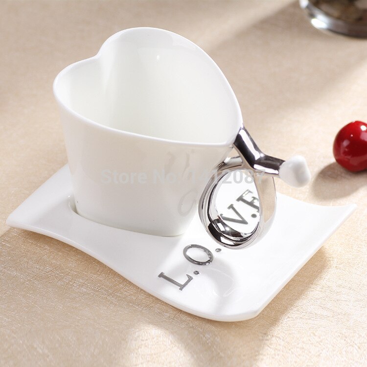 Creatieve thee cups Europese witte hartvormige keramische kopje koffie met thee dienblad leuk cadeau voor vriend