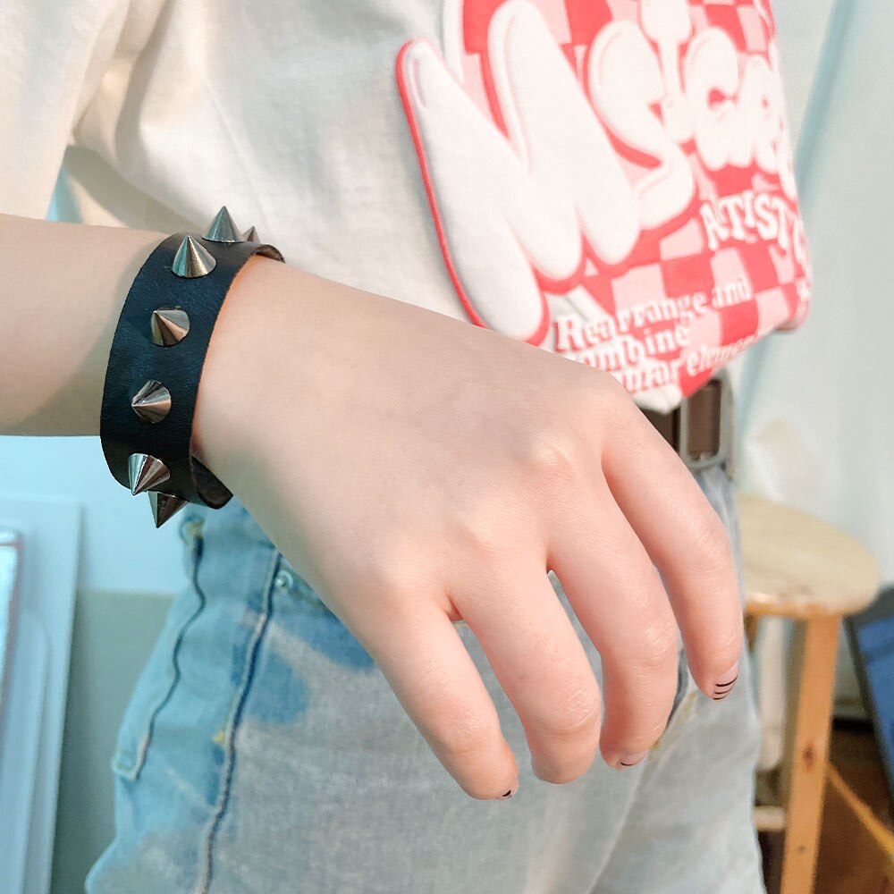 Unieke Spitse Armband Een Rij Spike Klinknagel Punk Gothic Rock Unisex Armbanden Voor Vrouwen Armbanden Sieraden Manchet Polsband