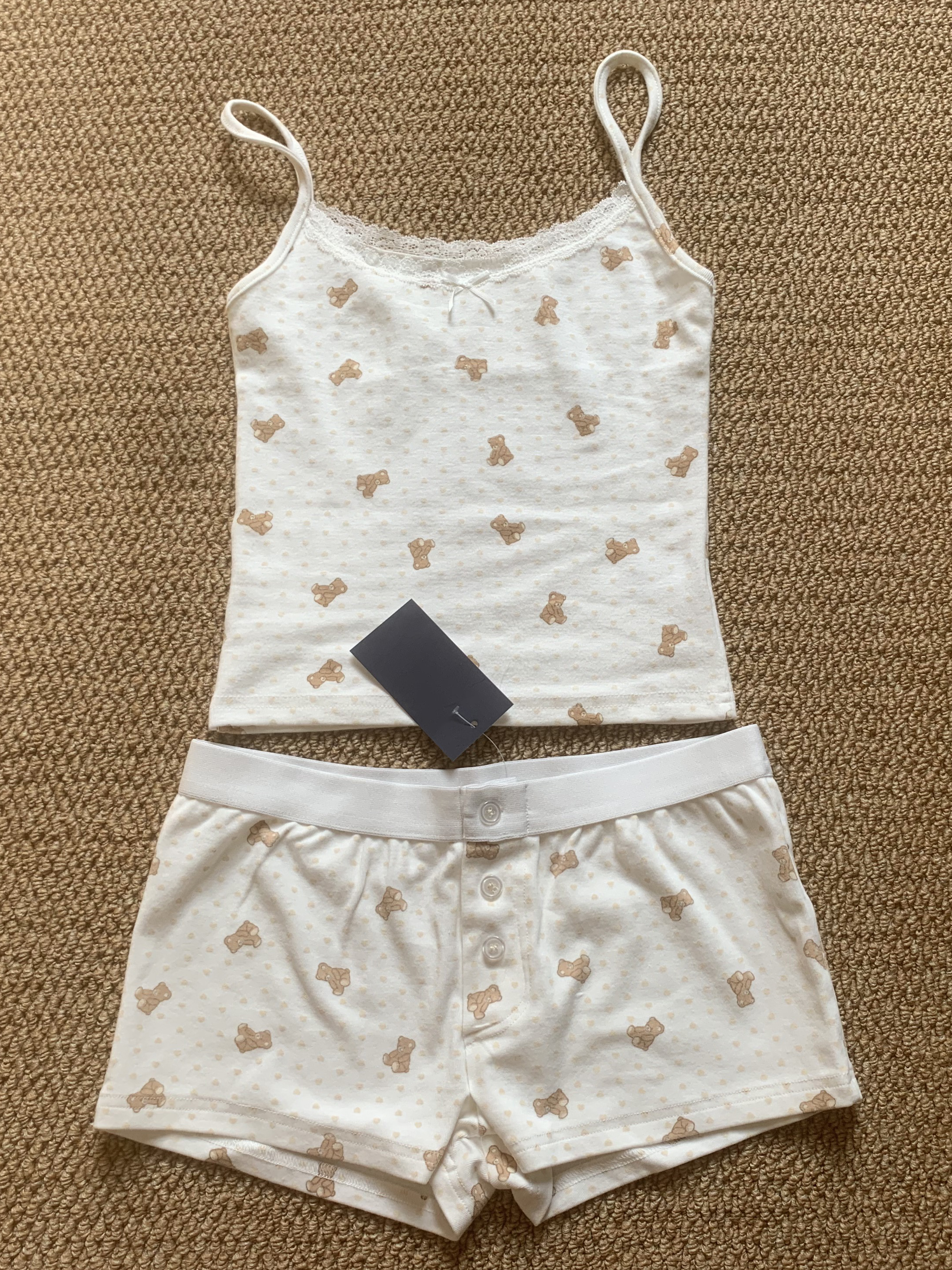Conjunto de 2 piezas de pantalones cortos con chaleco de fresa para mujer, camiseta sin mangas ajustada con lazo y ojales y cintura elástica, pantalón corto recto de retazos, conjuntos dulces