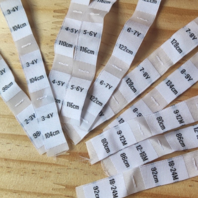 50 stks Geweven maat label doek maten labels 2-3Y 3-4Y 4-5Y 5-6Y 6-7Y 7-8Y 8-9Y 9-10Y Wit damast polyester Kleding Label