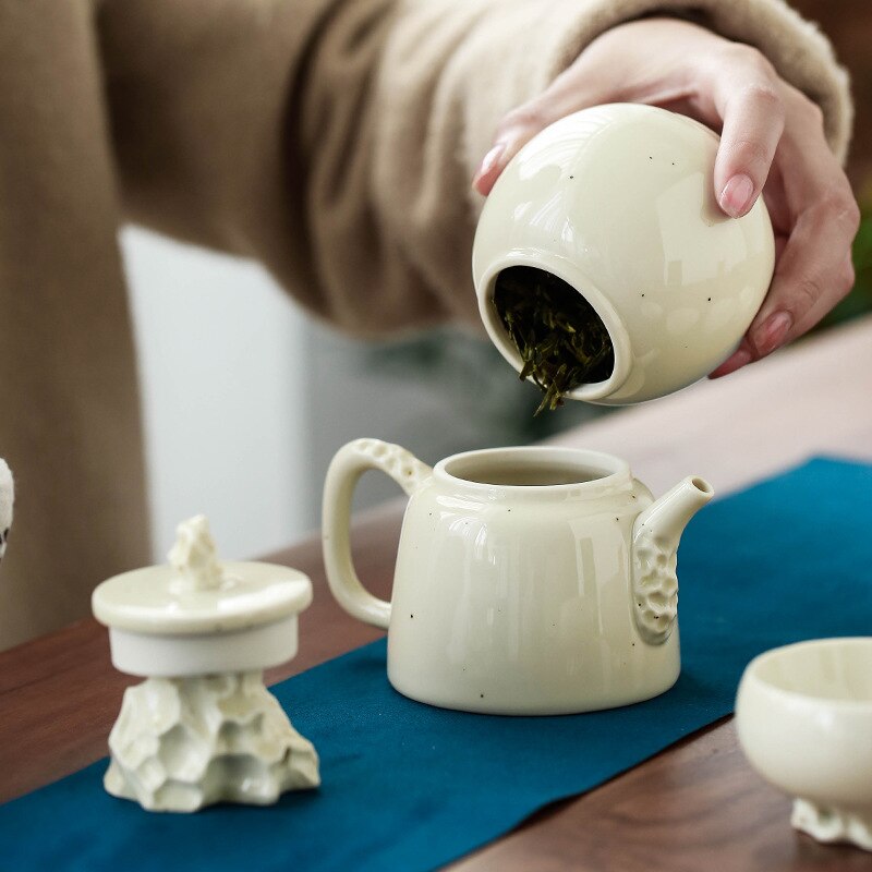 Ceramic tea cans, small sealed tea cans, tea bins, lake stone bean yellow glaze tea cans