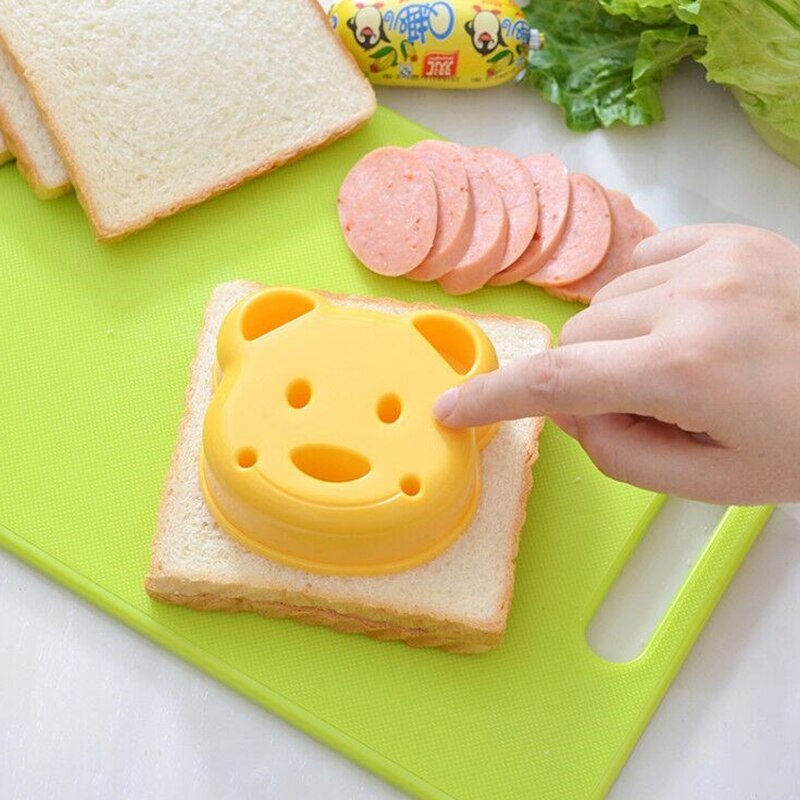 Kleine Beer Vorm Koekjes Reliëf Apparaat Sandwich Mold Brood Cake Mold Maker Diy Keuken Mold Cutter Willekeurige Kleur