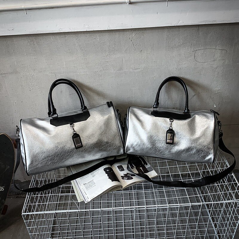 Zilveren sporttas damesbagage tas in reistassen met label duffel sporttas leer dames yoga fitness sport grote sporttassen dames