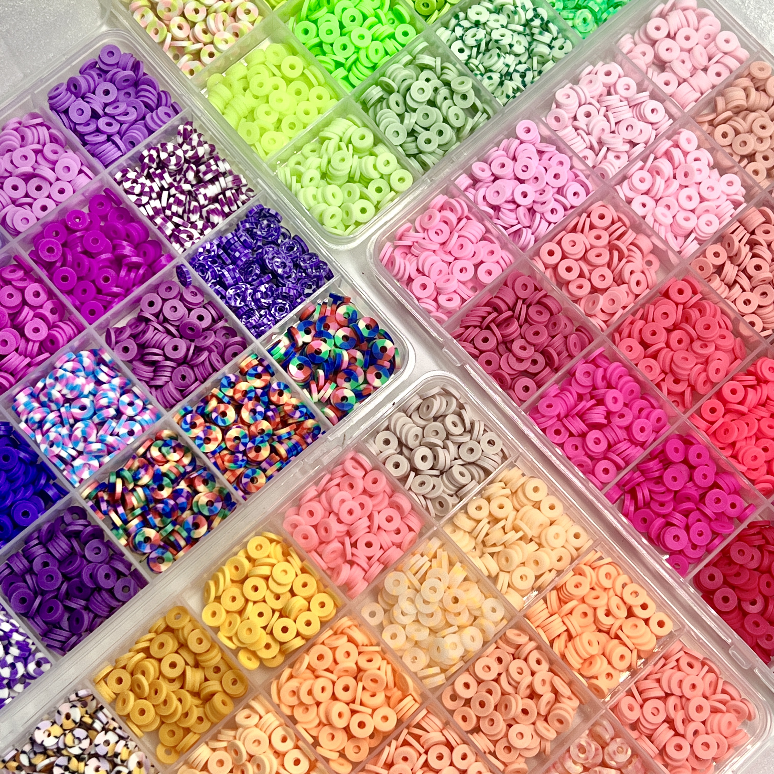 El kit para hacer pulseras de cuentas de arcilla de 2400 piezas incluye cuentas sueltas y hilo para manualidades de joyería DIY para niñas