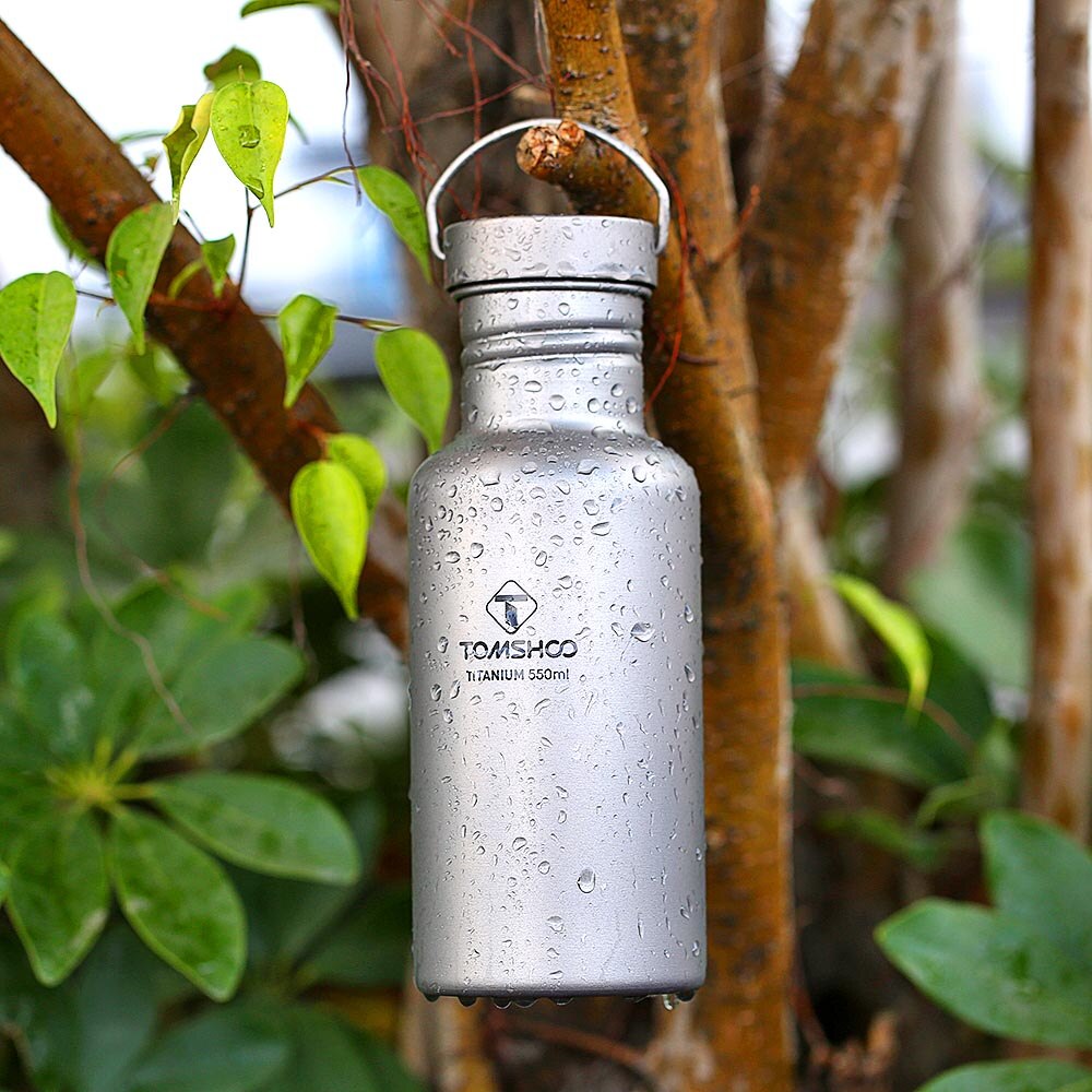 TOMSHOO 600ml/750ml pełna tytanowa butelka wody z dodatkową plastikowa pokrywka ultralekka zewnętrzna na kemping, wyprawę, wioślarz tytanowa miseczka