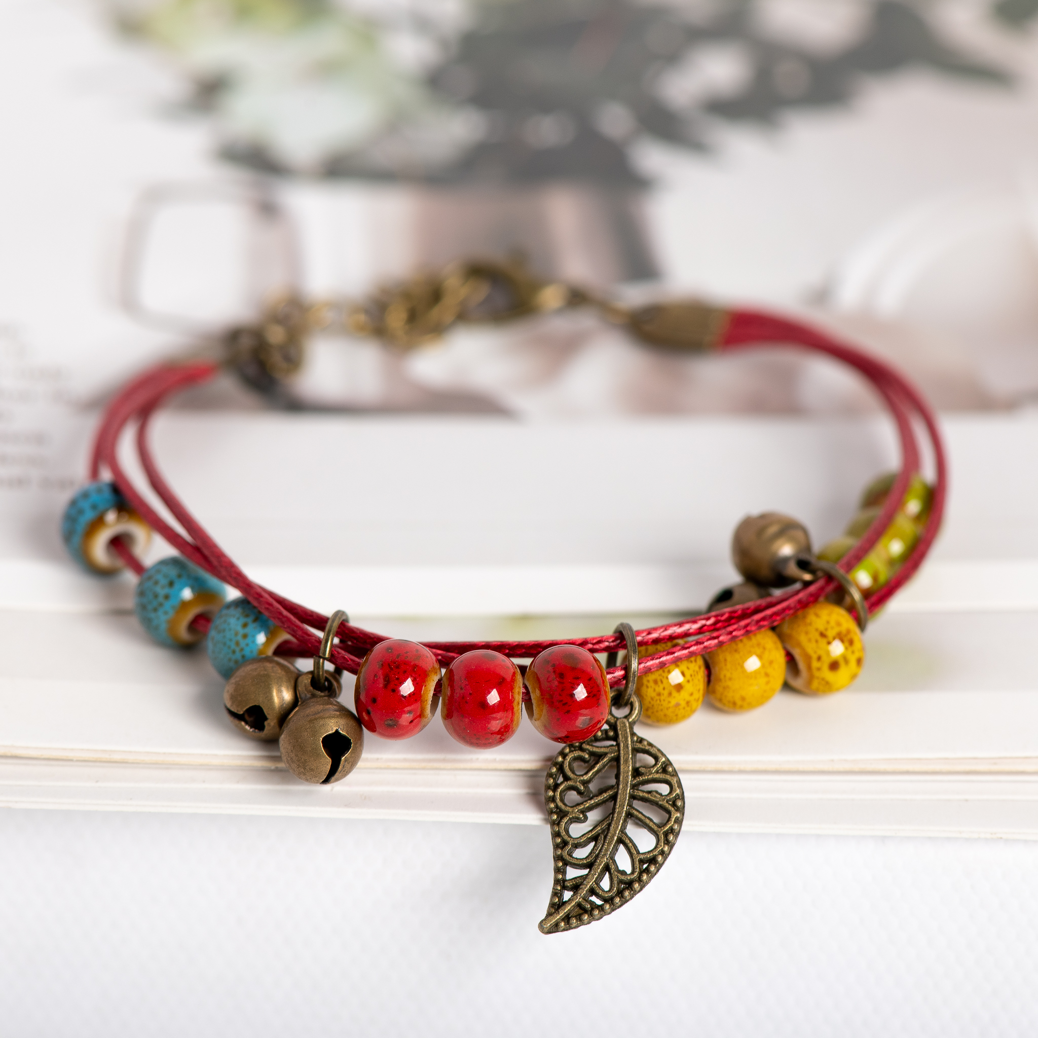 Pulsera de cuentas de cerámica vintage hecha a mano con colgante de hoja ajustable 16+5 cm: Default Title