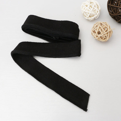 2cm brede, ensfargede, myke, ribbede t-hals i mercerisert bomull, korte mansjetter, elastisk, trådet kant: Nikkel