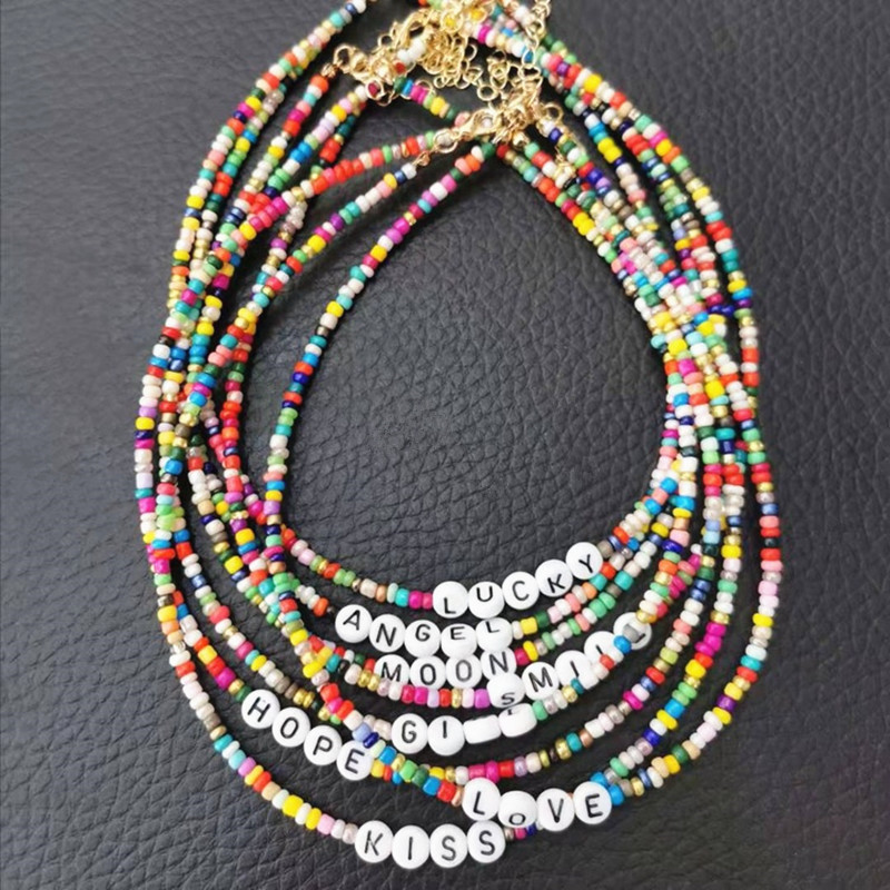 Collier Boho avec lettres colorées pour femmes, bijoux de plage, avec sourire, porte-bonheur, amour, perles de riz, ras du cou