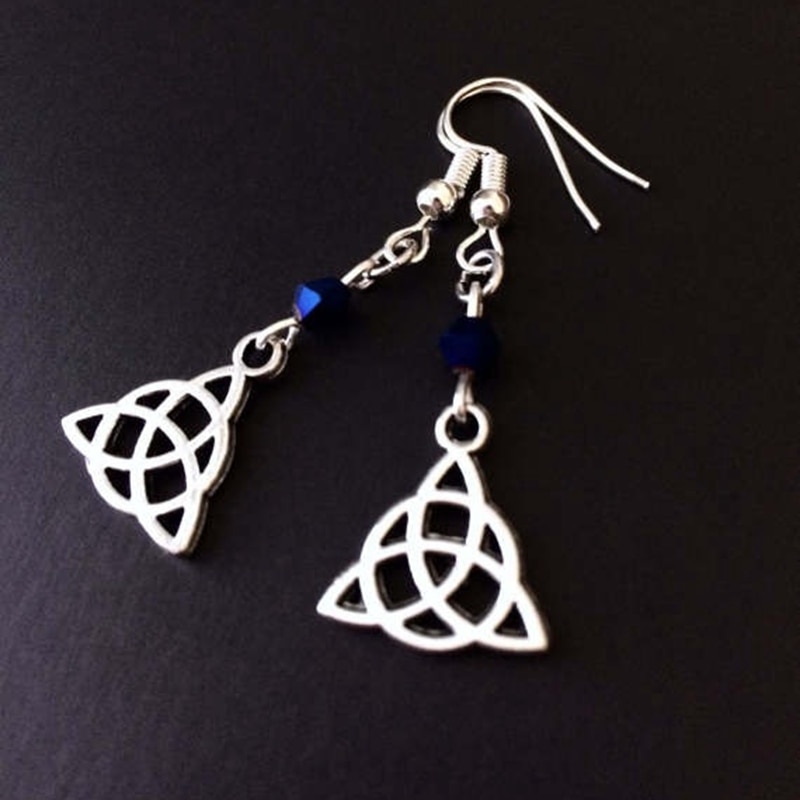 Triquetra-korvakorut, kelttiläiset korut, triquetra-korut, noitakorvakorut, goottilaiset korvakorut, kelttiläinen solmu, sininen helmikorvakorut