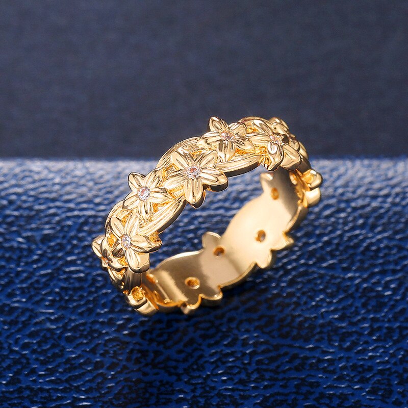 Luxury Female Metal Relief Flower Ring Charm Gold Color Wedding Ring Charm White Round Crystal Engagement Rings For Women