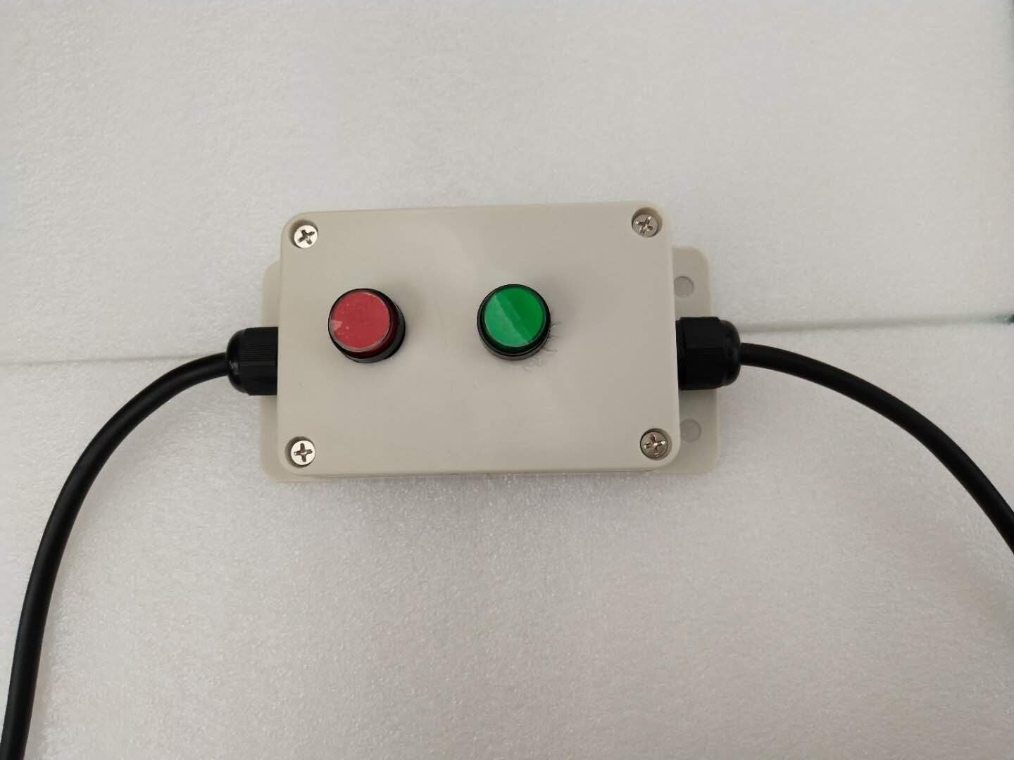 thumbnail image 2 of Bachmann HO Scale Signal Light Kit - Manual Green/Red LEDs With Switch & 9V Battery 2 of 2