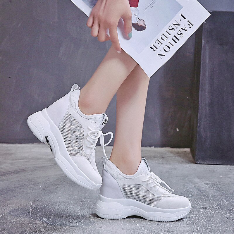 Platåsko for kvinner høy hæl økende damesko snøring mesh pustende weges kvinne chunky sneakers hvite fritidssko